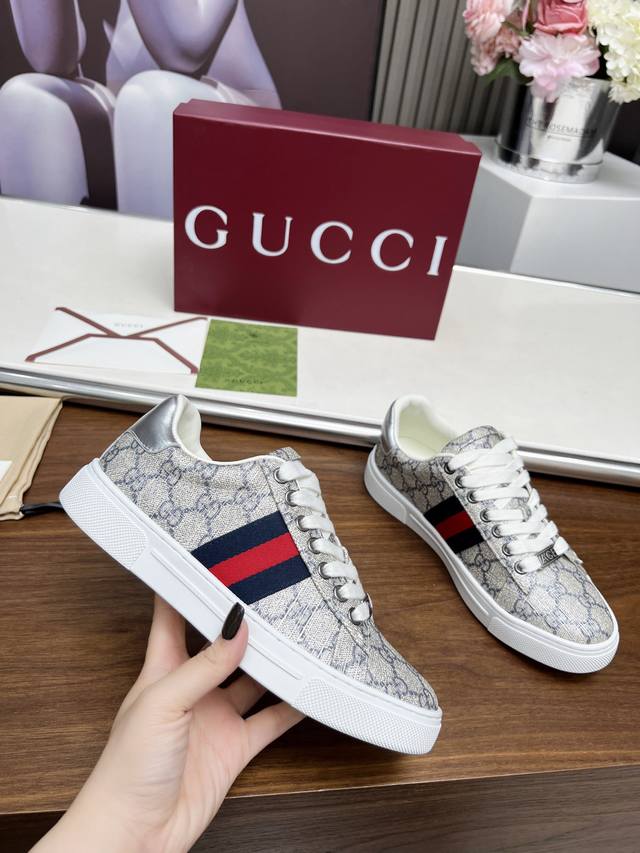 实价 Gucci 古奇新款经典款情侣款运动鞋小白鞋。官网一比复制。面料:牛皮+原版面料品牌织带 牛皮内裡，牛皮垫脚，内置高弹成型乳胶垫，舒适透气。 女款 35-