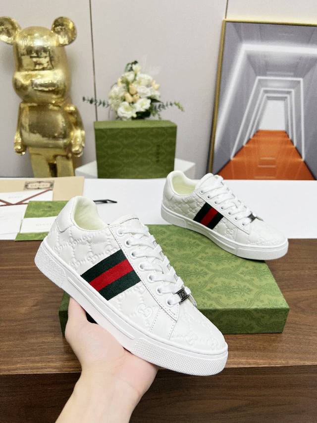 实价 Gucci 古奇新款经典款情侣款运动鞋小白鞋。官网一比复制。面料:小牛皮+品牌压花工艺，原版经典织带 牛皮内裡，牛皮垫脚，内置高弹成型乳胶垫，舒适透气。