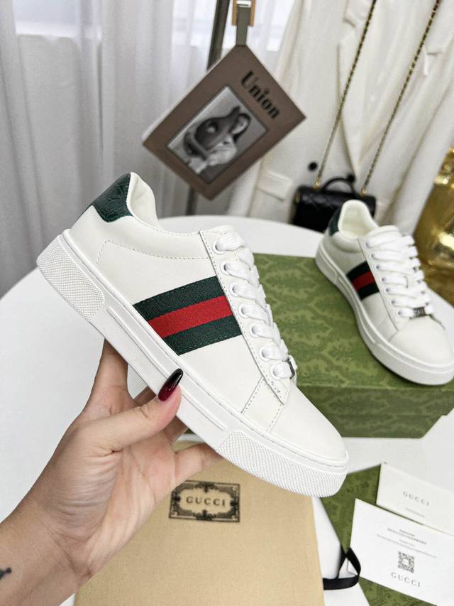 实价 Gucci 古奇新款经典款情侣款运动鞋小白鞋。官网一比复制。面料:丝绸牛皮+原版经典织带 牛皮内裡，牛皮垫脚，内置高弹成型乳胶垫，舒适透气。白色，黑色 女