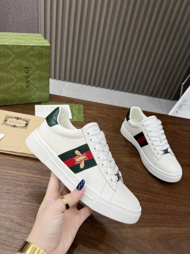 实价 Gucci 古奇新款小蜜蜂经典款情侣款运动鞋小白鞋。官网一比复制。面料:丝绸牛皮+原版经典织带 牛皮内裡，牛皮垫脚，内置高弹成型乳胶垫，舒适透气。白色，黑