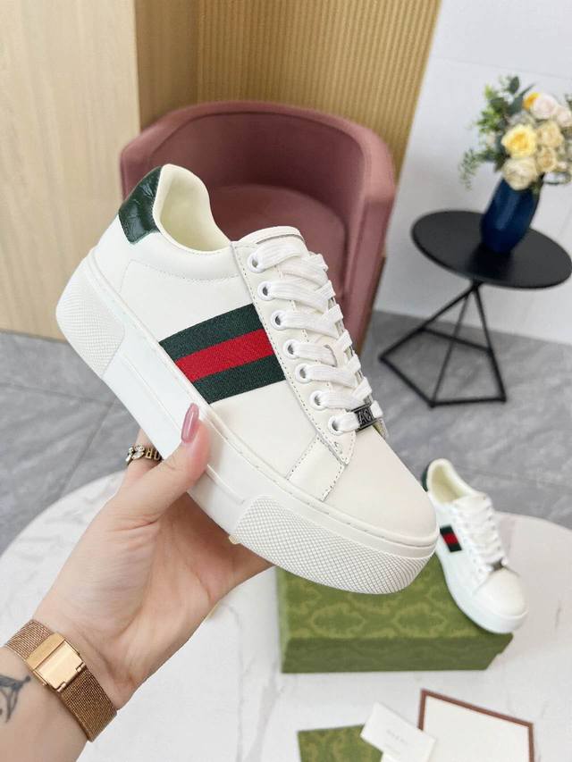 实价 小红书新款Gucci 古奇经典款女鞋 厚底运动鞋小白鞋。原版橡胶大底，官网一比复制。面料:丝带牛皮 牛皮内裡，牛皮垫脚，内置高弹成型乳胶垫，舒适透气。 3