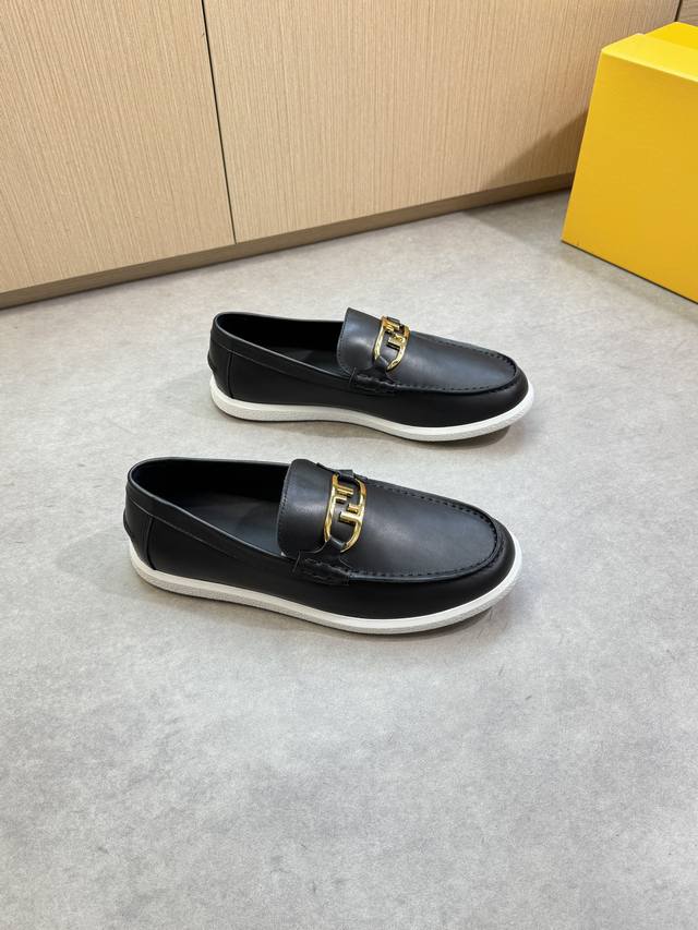 Fendi 芬迪 -高端品质 原单 休闲一脚蹬板鞋-鞋面：纳帕小牛皮、品牌金属扣件横担装饰、鞋丹.后跟.手工串缝马克线-内里：水染牛皮-大底：超轻Tpr.橡胶;