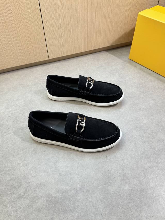 Fendi 芬迪 -高端品质 原单 休闲一脚蹬板鞋-鞋面：反绒小牛皮、品牌金属扣件横担装饰、鞋丹.后跟.手工串缝马克线-内里：水染牛皮-大底：超轻Tpr.橡胶;