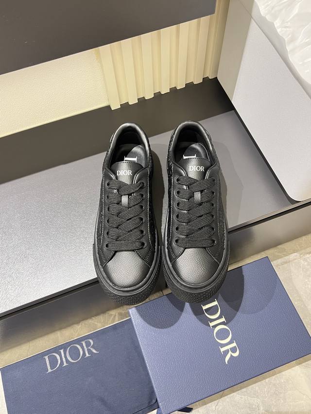 Dior*迪奥 B33运动鞋棕色和奶油白色提花面料配棕色高丝光反绒牛皮鞋面2025秋季新品，重新诠释经典的网球鞋，时尚的廓形突显厚实感。采用棕色和奶油白色提花面