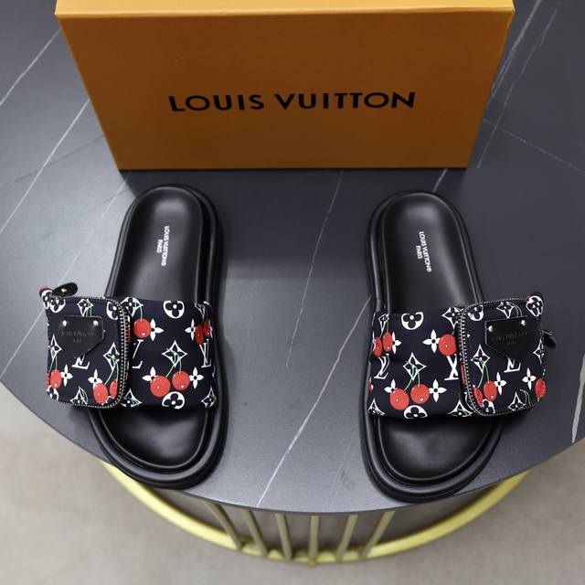 出厂价Pp： 情侣款商品商标： Lv * 路易威登* 拖鞋 凉鞋正码码数: 35-44 可订做45-46 情侣款商品材料：鞋面进口专柜原版材料，透气内里，原版发