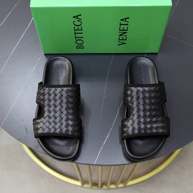 出厂价P 品牌：Bv宝嘉提码数：38-45 45定制 等级：专柜 原单材料：原版鞋面 耐磨轻便柔软舒适大底款式类别：夏季款凉拖鞋 年轻时尚 脚感舒适 颜色：多色