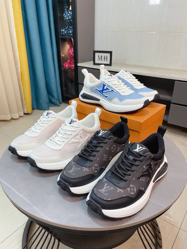出厂价P Lv 路易威登顶级代购 路 炸街男神运动鞋新品来袭专柜同步发售原厂配置，意大利进口原版牛皮面料，高品质压花拼接复杂工艺，运动潮达人，进口水染羊皮里垫，