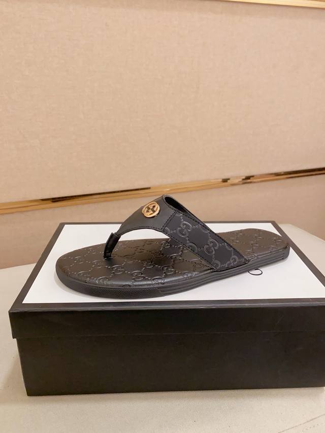 Gucci古奇拖鞋 男鞋高端品牌 官网1:1最新力作：原版开模定制，面料釆用进口原版材料制作，升级版大底，更轻便，防滑。市场顶级品质，简单不失品味，潮人必备，时