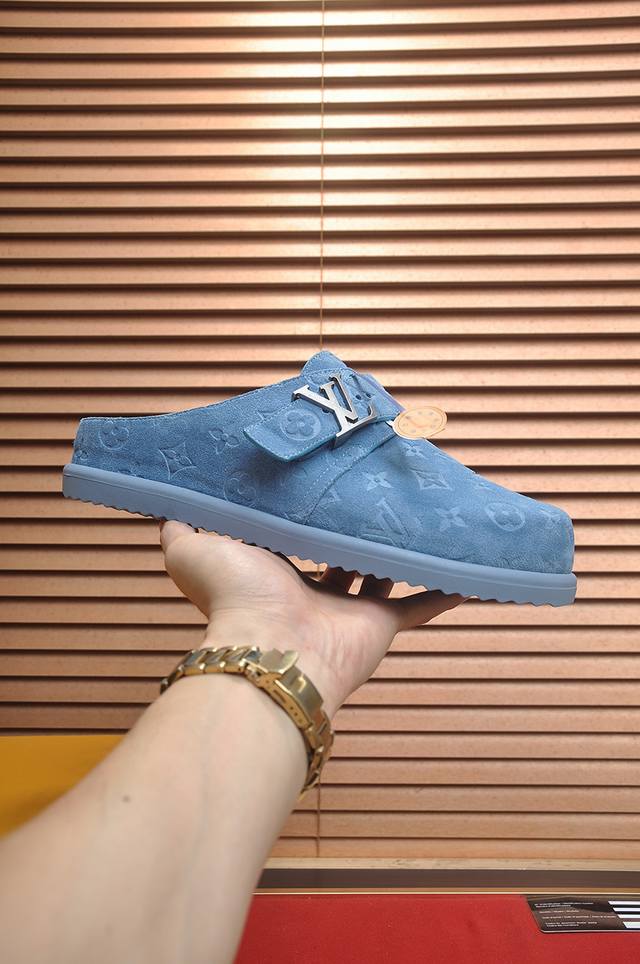出厂价P Louis Vuitton 牛皮内里 新款Lv路易威登 * 顶级版本 Lv经典半拖潮鞋！选用进口原版牛反绒牛皮，内里头层舒适牛皮内里！原版耐磨橡胶大底
