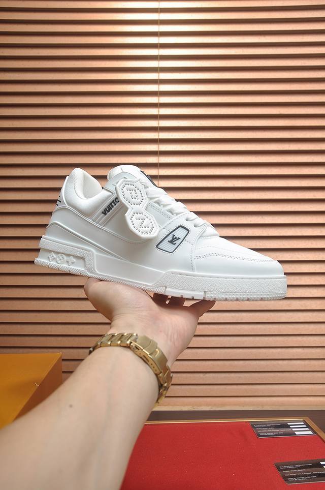 出厂价P 原版开发 品质出货 欢迎对比 Lv板鞋系列Lv Trainer Maxi运动鞋将成衣系列的宽松廓形引入Virgilabloh笔下的Lvtrainer运