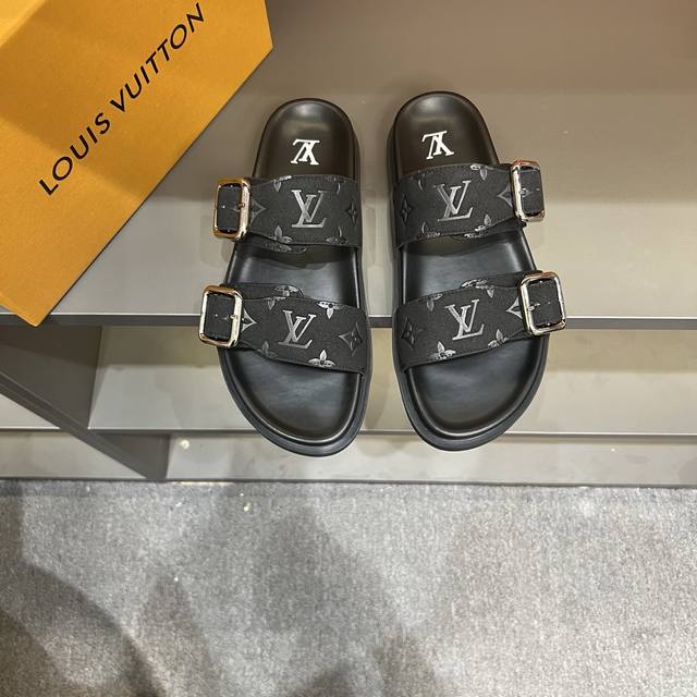 码数38-46 L.V 驴家高端男士夏季拖鞋， 经典老花系列，一字带宽松设计，别致的色彩拼接效果，个性鲜明，时尚潮流穿搭必备款式，轻盈舒适。轻质韧性橡胶内底，微
