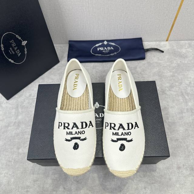 家新品 普拉-达Prad*新品渔夫鞋 官方售价Rmb,380 原系列牛皮，帆布，麻料布，手工缝制 麻底乐福鞋，一脚蹬穿着 外侧饰以立体品牌 Logo 标识点缀