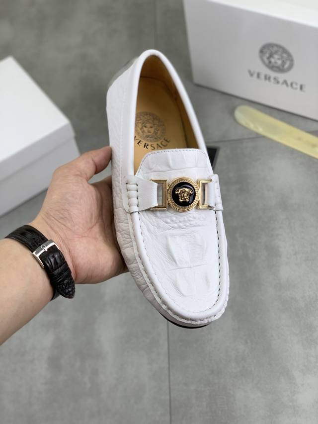 工厂P价P 实价 Versace 范思哲香港高品质豆豆鞋。懒人套脚乐福款 此款面料采用进口顶级意大利头层牛皮配原版五金全头层猪皮内里 里更为高档 原版防滑耐磨橡
