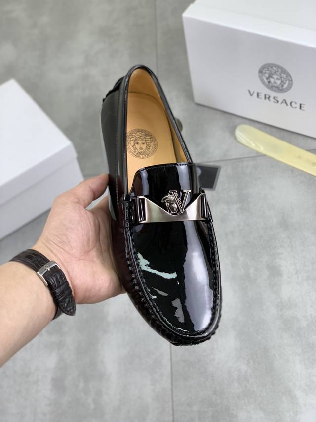 工厂P价P 实价 Versace 范思哲香港高品质豆豆鞋。懒人套脚乐福款 此款面料采用进口顶级意大利头层牛皮配原版五金全头层猪皮内里 里更为高档 原版防滑耐磨橡