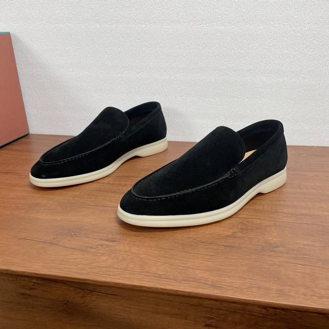 Loropiana 诺悠翩雅 情侣款绒面皮革一脚蹬休闲男鞋乐福鞋这款套脚鞋采用绒面牛皮革面料，经防泼水防污处理，搭配超轻柔软橡胶大底，夏季日常休闲装扮的理想之选