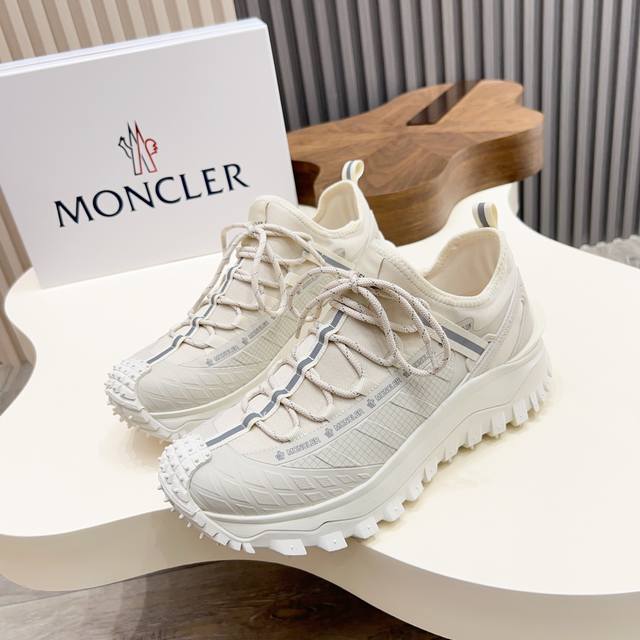 Moncler 蒙口男士户外系带运动鞋，具有舒适防滑性能，采用皮革和科技面料制成，专为户外跑步或都市漫步而设。兼备创新、功能性与图形细节于一体，从高山氛围汲取灵