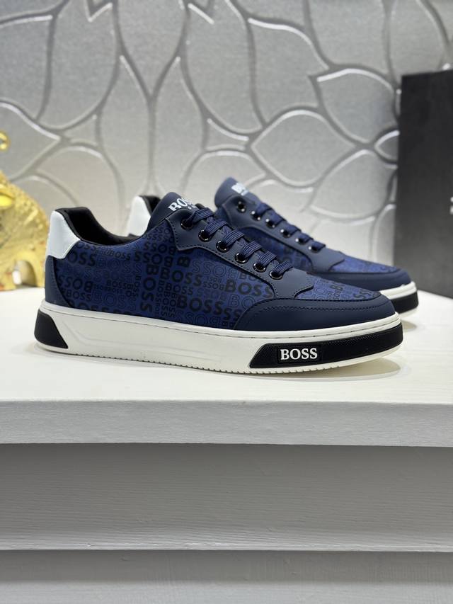 Boss 运动男鞋，本款是官方主打经典款，1:1质量，原厂名师制作，采用牛皮拼接布面舒适羊皮内里。完美楦型，大方时尚的设计，吸引了众多消费者的追捧，适合司机驾车