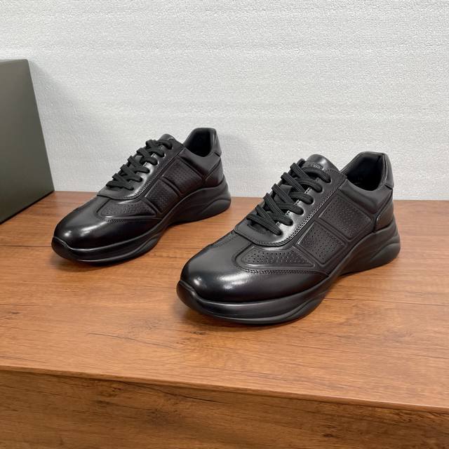 Berluti 男士新款皮革运动休闲鞋高端质感感受，顶级擦色小牛皮革质感极好，两侧透气冲孔细节，后跟双层皮革包裹，欧美风格走马蜡线手工缝制，全牛皮内里垫脚，鞋舌