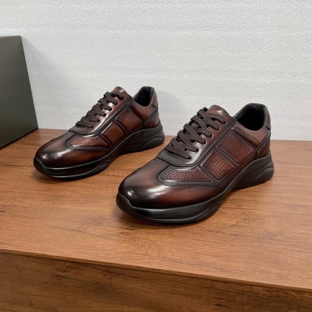 Berluti 男士新款皮革运动休闲鞋高端质感感受，顶级擦色小牛皮革质感极好，两侧透气冲孔细节，后跟双层皮革包裹，欧美风格走马蜡线手工缝制，全牛皮内里垫脚，鞋舌