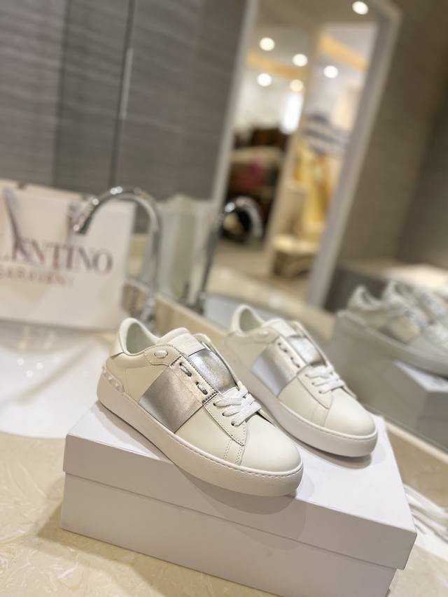 Valentin* 华伦爆款低帮小牛皮运动鞋- 小牛皮材质打造-经典铆钉装饰鞋面- 橡胶鞋底，装饰浅浮雕式铆钉细节- 高端品质- Size：38-44 45定做