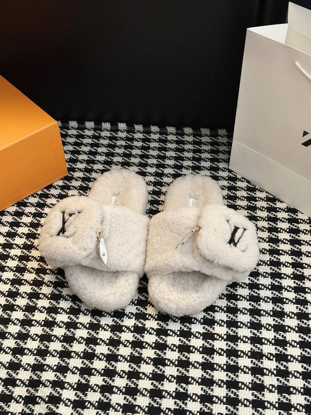 秋冬必备 时尚与舒适并存的毛绒拖鞋 这款让我疯狂心动的毛绒拖鞋！独特的设计搭配标志性的字母装饰，简约又不失时尚感。穿上它立马提升整体造型的精致度，随便一拍都是时