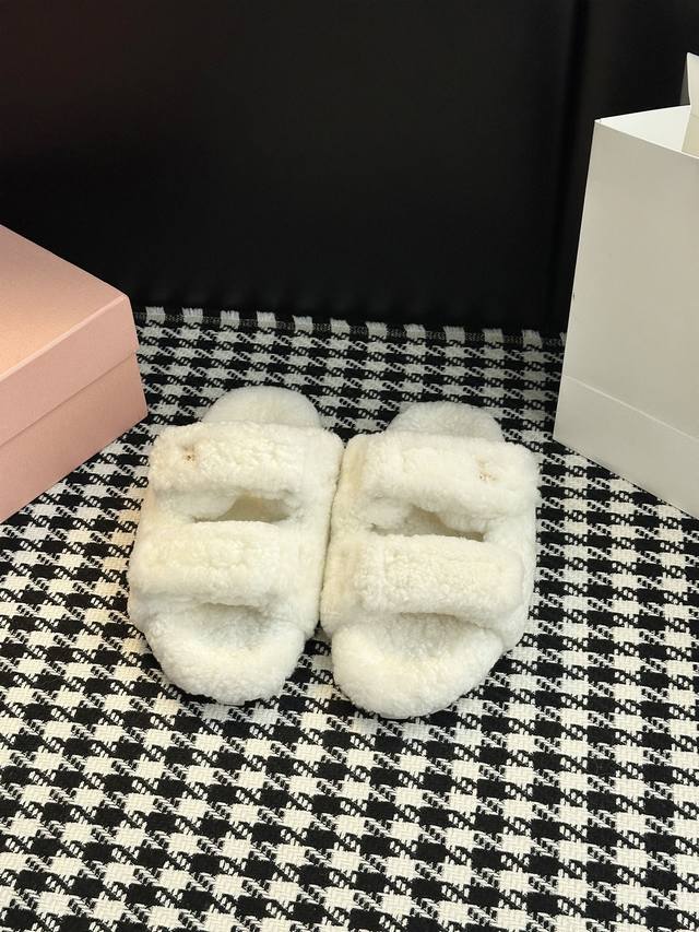 毛绒拖 两条蓬松绒带交叉出独特造型，暗藏魔术贴调节设计 宽脚不挤、窄脚不空，把 “量身定制” 穿在脚上；鞋侧若隐若现的 标，是低调的品牌暗号，懂的人自然心领神会