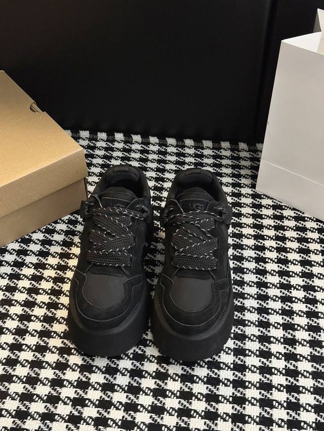 厚底鞋 在 Ugg 的世界里，冬天从不是 “保暖就牺牲时髦” 的单选题 是厚底撑起的腿长滤镜，是麂皮与毛绒织就的温暖陷阱，式温暖：就算踩进雪地里，双脚也像揣着热