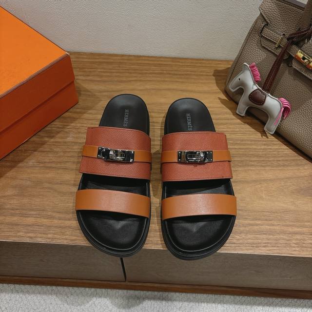 Hermes... A Eclair拖鞋2025新品+爆款系列鞋底轻盈，有一定厚度增高显腿长！透体透气舒适的牛皮面料！春夏拼色兼具颜值舒适度的单品！渠道货源 码