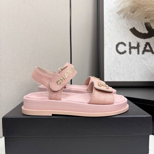 Chanel香奈儿新款早秋厚底凉鞋 各大社交平台走秀爆款 目前最热门凉鞋之一 上脚柔软舒适 意大利进口马毛鞋面 羊皮垫脚 原版开模大底 Size: 35-40
