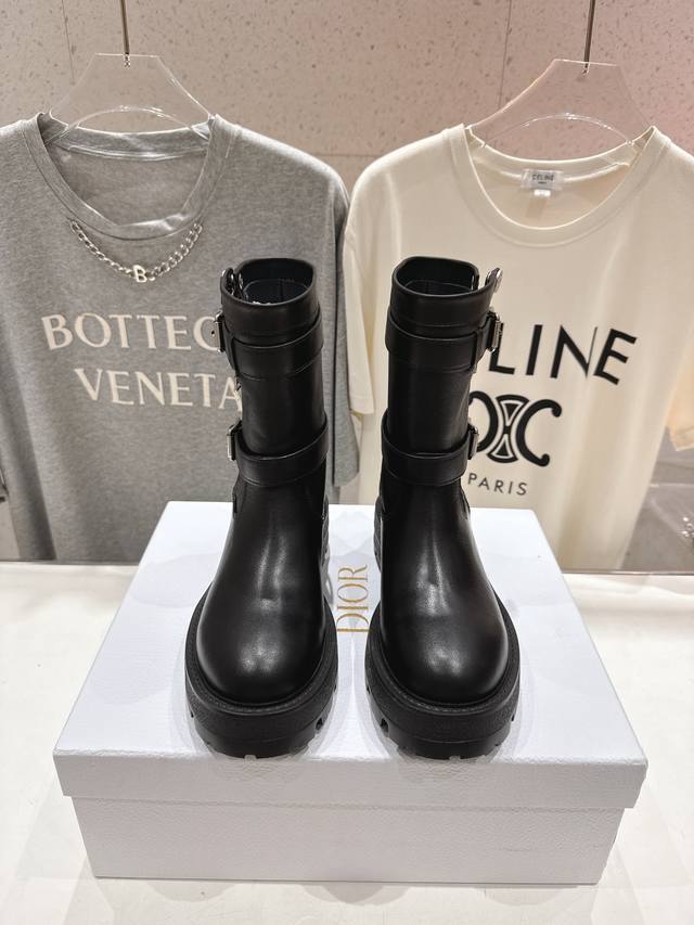 高版本出厂 Dior 迪奥D家2025Ss最新走秀新款短靴机车靴马丁靴～原版开发细节完美，精致纹理细节，搭配潮流前卫风格，上脚帅气百搭，小红书种草系列 面料：原