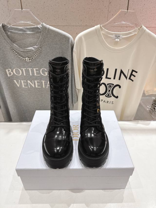 高版本出厂 Dior 迪奥D家2025Ss最新走秀新款绑带长靴机车靴马丁靴～原版开发细节完美，精致纹理细节，搭配潮流前卫风格，上脚帅气百搭，小红书种草系列 面料