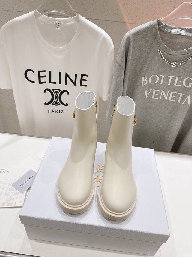 高版本出厂 Dior 迪奥D家2025Ss秋冬新品短靴，经久不衰的马靴造型，彰显经典设计，市场顶级版本 采用柔软的黑色牛皮革制作，打造休闲又不失优雅的风格。可调
