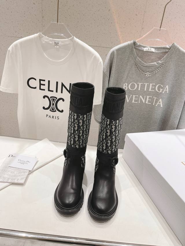 高版本出厂 Dior* 迪奥D家2025Ss走秀款工装中筒靴 小红书爆款，各大明星网红的最爱～鞋面采用原版牛皮，原版定制靴筒内里垫脚采用原版进口牛皮原版开模大底