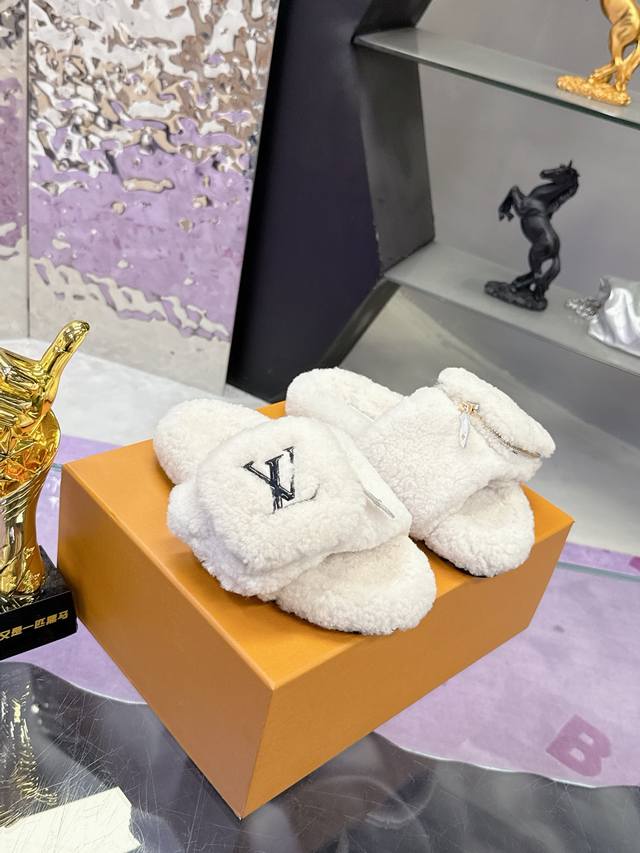 出厂价Pp： Louis Vuitton 2025 新款羊毛拖鞋细柔软羊毛頂级品质纯皮毛一体直毛打造！超温暖的感觉，穿上仿佛踩在云朵上Lv经典老花装饰，精致高级