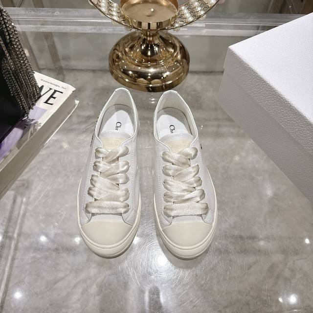 出厂 Dior 迪奥 2025Ss新款 Lucky系列绸缎小白鞋滑板鞋休闲运动鞋顶级版本原版购入开发做货这款迪奥运动鞋鞋面采用白色丝绸面料，侧面饰以金色饰面金属