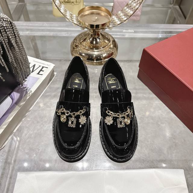 出厂 Roger Vivier 225 秋冬新款花朵钻扣乐福鞋单鞋，亮面漆皮搭配钻扣，一眼被惊艳到仙女们确定不拿下这款绝美玛丽珍单鞋气场妥妥的安排上夏日搭配各种