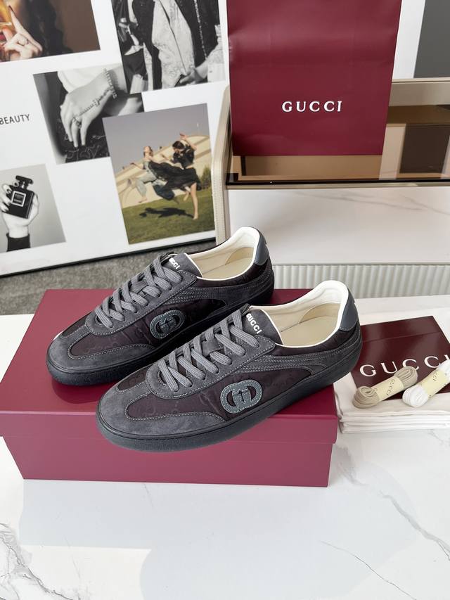高版本 Gucci最新款德训鞋双G皮革搭配立体Gucci字母 以3D效果成就整款鞋子自在的流动质感，流畅的线条设计 轻盈舒适透气，女码35-40 男码39-45