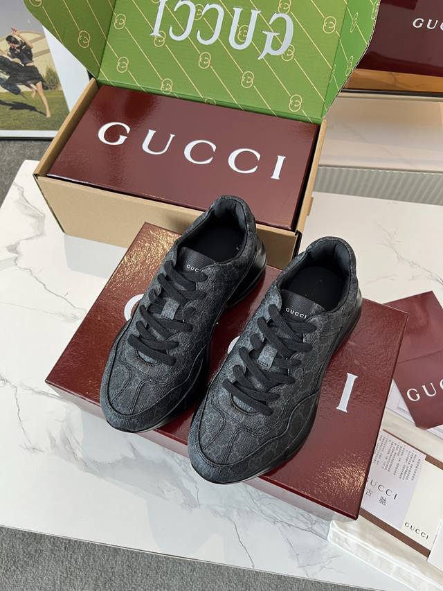 Gucci 老爹鞋，踩出你的奢华宣言厌倦了千篇一律？渴望在人群中脱颖而出？Gucci 老爹鞋；正是你衣橱里缺失的那件风格利器！经典重塑，复古回潮：汲取 年代复古
