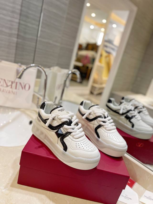 出厂价Pp 独家厚底粗鞋带最高端 Valentino华伦天奴 厚底粗鞋带爆款休闲鞋！张艺兴 关晓彤众多网红明星同款 代言引领潮流！！面料:原版定制全粒面牛皮内里