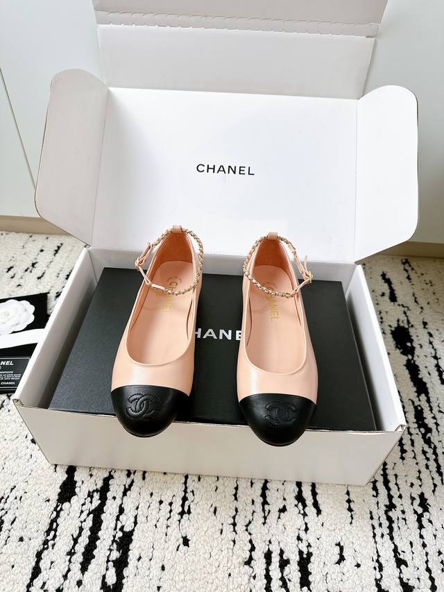 飞机盒+10 ** Chanel香奈儿25 A芭蕾舞鞋｜代购级顶配版，专柜同款质感** 这双小香芭蕾舞鞋，真的美到心尖尖上！ **官网最新款** ，1:1还原专