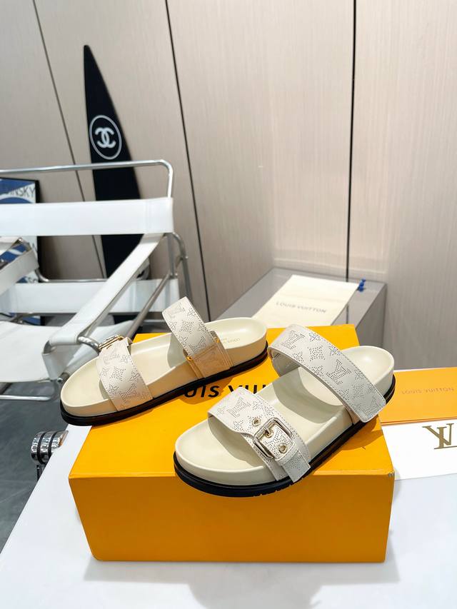 顶奢版本 Lv专柜主打 路易威登 春夏新品 原版一比一无敌版本专柜主打最新款冲孔Logo拖鞋 硬货上新 一对鞋子6000多个手工打孔，经典花样造型，师傅们人工成