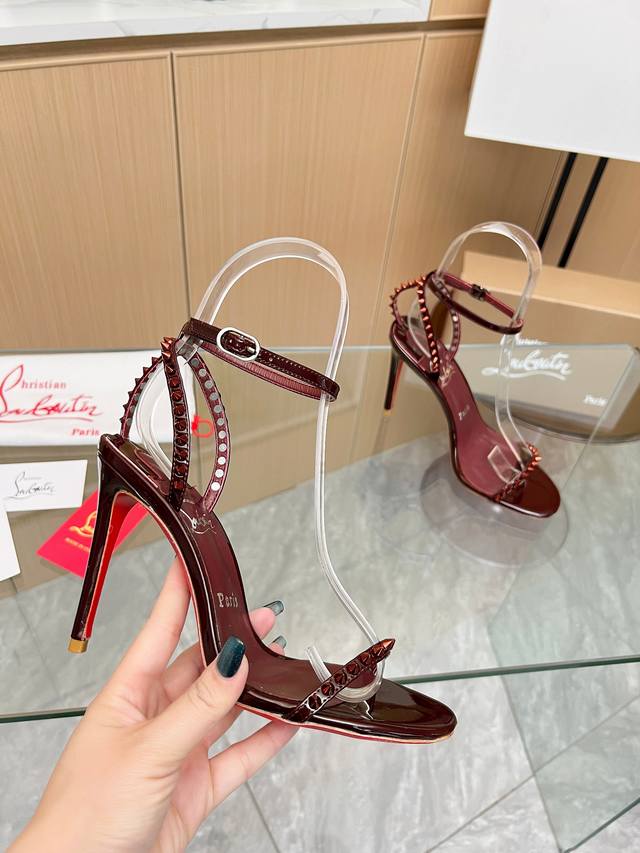 Christianlouboutin路铂廷 Cl红底鞋‖ 全球限量！来自拉斯维加斯的祝福灵感来自拉斯维加斯的炫彩霓虹手工制作，精致工艺收藏级作品绝对吸睛的存在经