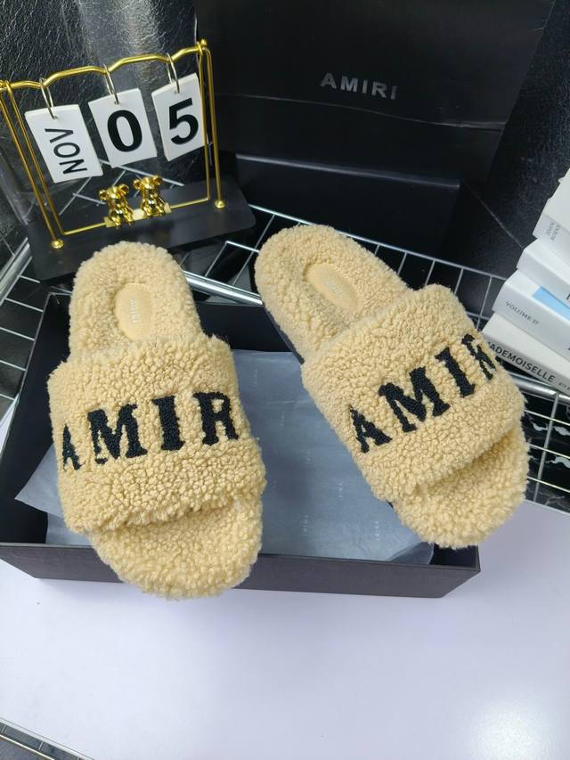 Marni 埃米尔 一款巨型潮流的秋冬毛毛拖，让它成为了一道靓丽的风景线，奢华的羊毛质感让你的美足更加美丽、信心、舒心十足，经典的Logo装饰瞬间高级感满满的，