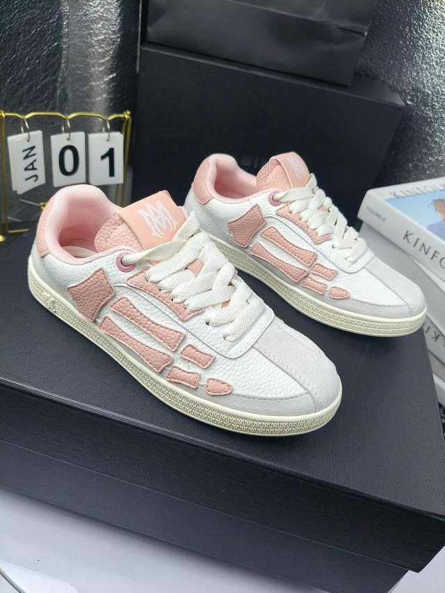 Amiri 推出全新 The Pacific 系列运动鞋Amiri 于 2025 早春系列推出全新 “The Pacific” 系列运动鞋。这款标志性鞋履涵盖男