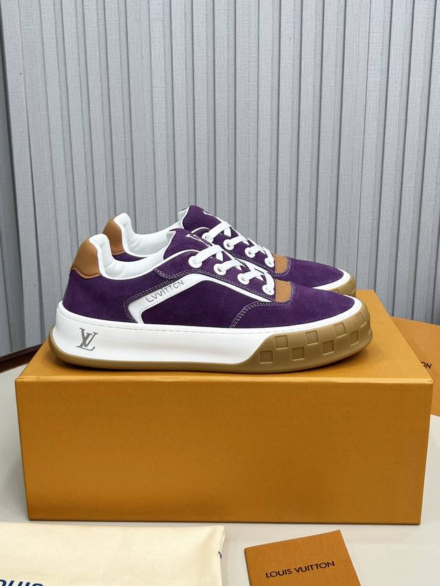 工厂P直销 顶级版本 Lv-路易威登-经典走秀新款空胶工艺 原版1：1开发复刻！！上脚非常舒适 奢侈用料，做工精细，中底印有欧洲制造英文字母鞋面由意大利进口小牛