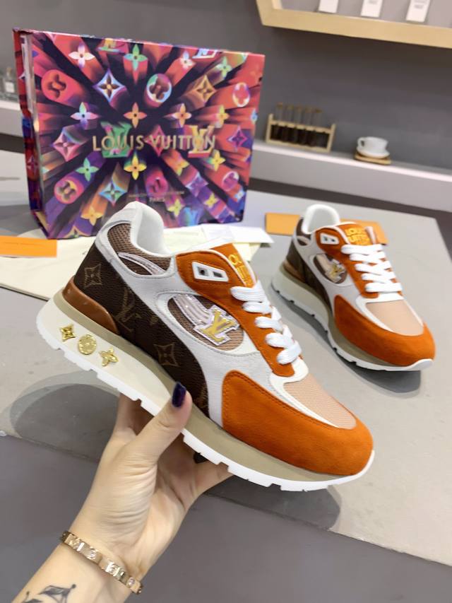情侣爆款Lv运动鞋走秀款，原版1:1开发顶级版本！！！鞋面由意大利进口丝绸牛皮+3D打印渐变色网面、带夜光、鞋舌、后跟电绣Logo标志，侧边饰有品牌Logo标志