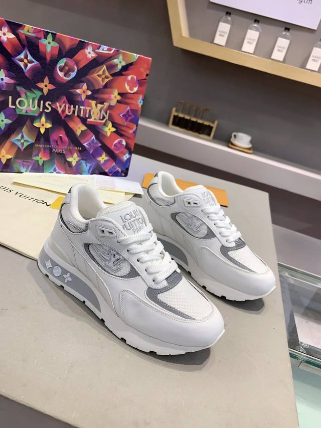 情侣爆款Lv运动鞋走秀款，原版1:1开发顶级版本！！！鞋面由意大利进口丝绸牛皮+3D打印渐变色网面、带夜光、鞋舌、后跟电绣Logo标志，侧边饰有品牌Logo标志