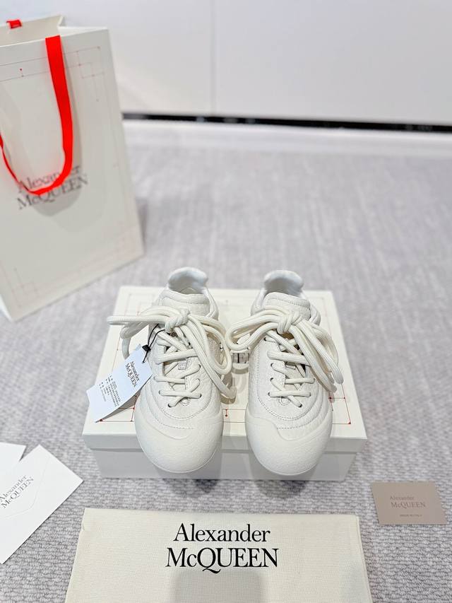 工厂P价 麦昆专柜24Ss新品. 高版本.原版购入.原版1:1开发做货. 有图有真相. 黑白色皮面面料为柔韧大象纹压纹羊皮.骚粉色面料为爆裂纹柔韧羊皮. 内里为