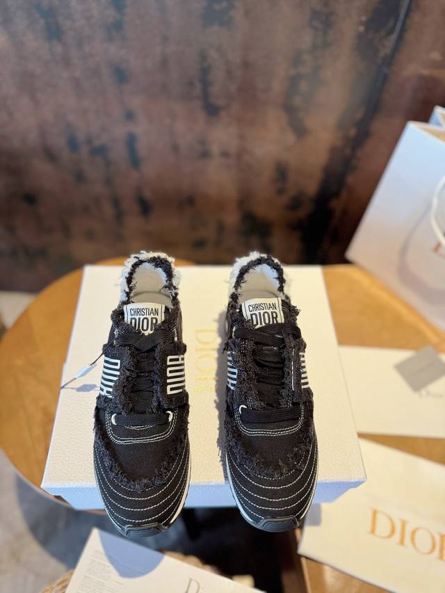 工厂P价 高版本.原版购入开发重工型H Or 这款Dior Vibe迪奥平底休闲鞋融入 Dior 的经典元素风格低帮休闲平底潮鞋板鞋单品精心制作. 侧面饰以同色