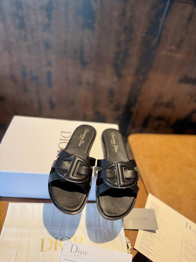Dior Chrono迪奥 25Ss高版本新款凉鞋. 简约超级百搭. 上脚完美奢华可任意搭配春夏服饰. 脚感更是舒适！材质原版完美复刻.原版空压Logo牛皮鞋面